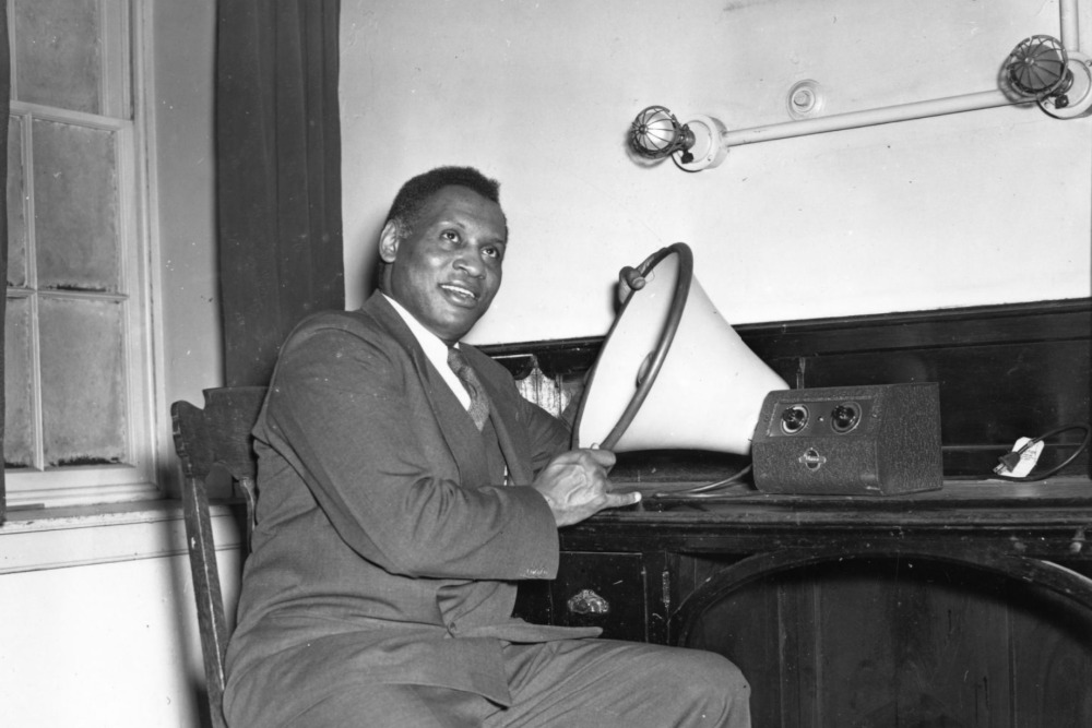 Paul Robeson with sound device Paul Robeson with sound device