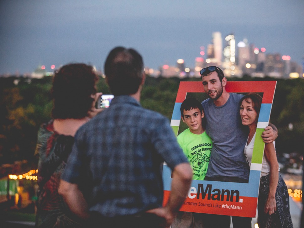Patrons using the Mann photo frame 